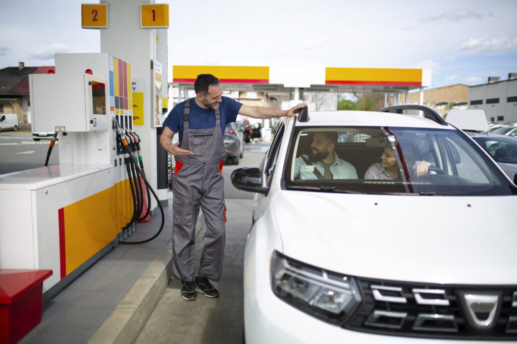 pessoas que passam o tempo no posto de gasolina