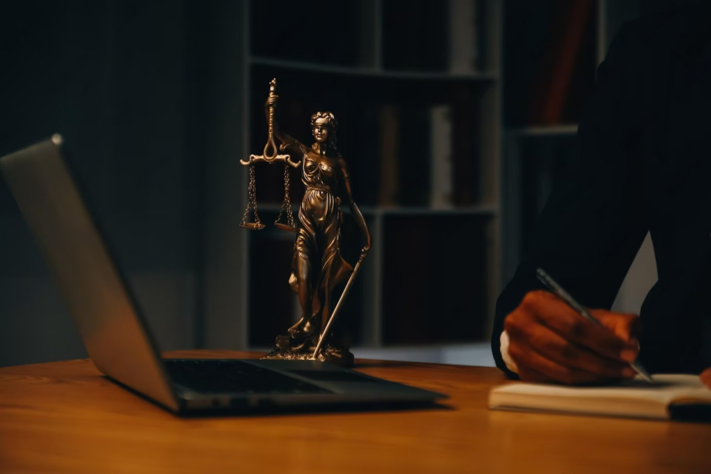 martelo de juiz com advogados de justica em reuniao de equipe no escritorio de advocacia conceitos d transformed