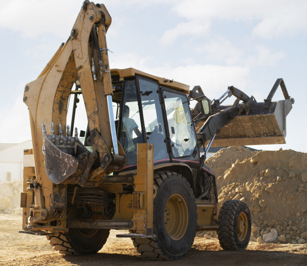 heavy excavator digging day light 2 e1714051612223